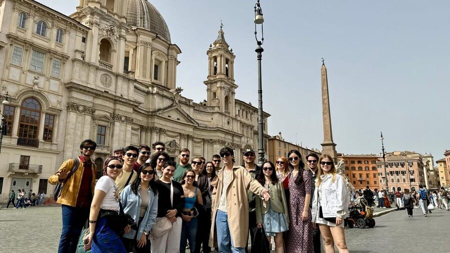 Alternative Walking Tour of Rome's City Center & Hidden Gems - Rome told through families, not just monuments