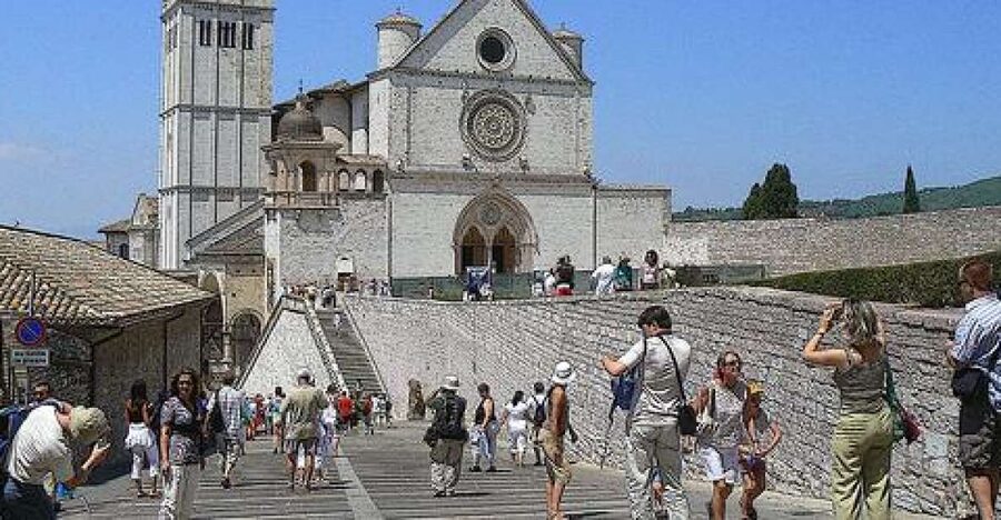 Assisi & Orvieto Day Trip from Rome - The road through the Tuscan hills
