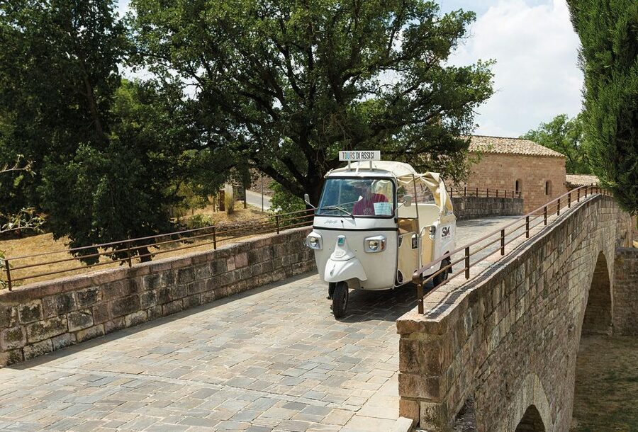Assisi: Panoramic Tuk Tuk Tour - San Rufino, Piazza Vescovado, and the religious center