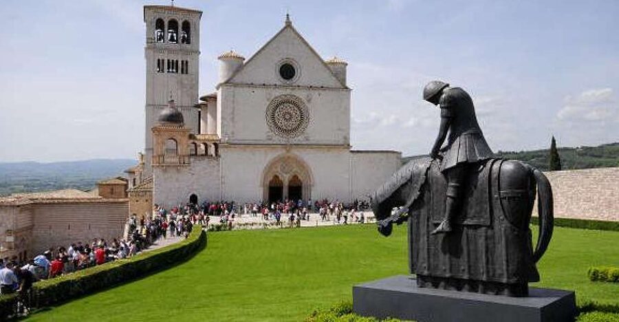 Assisi: Private Walking Tour with St. Francis Basilica - Why Assisi works so well on foot