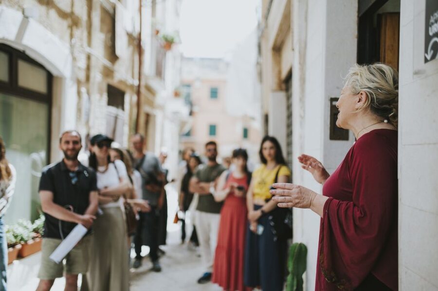 Bari: Guided Walking Tour - Guide style, languages, and group size