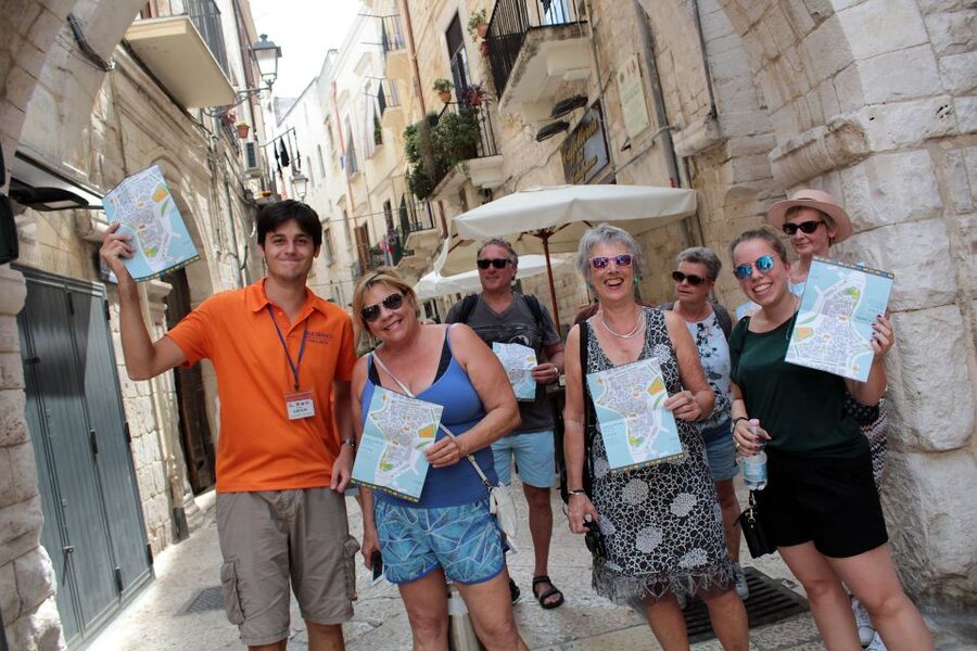 Bari: Guided Walking Tour - Piazza del Ferrarese and Piazza Mercantile