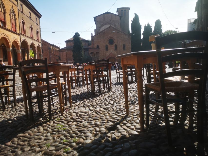 Bologna: City Center Guided Wine Walking Tour - Moving to an osteria for a different mood