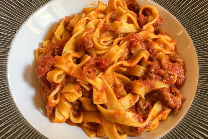 Bologna: Full meal Food Tour with Local Delights by Do Eat Better - Meeting your guide on Via Ugo Bassi