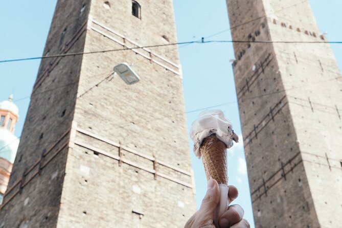 Bologna gastronomic experience with a local - Starting at Neptune’s Fountain in central Bologna