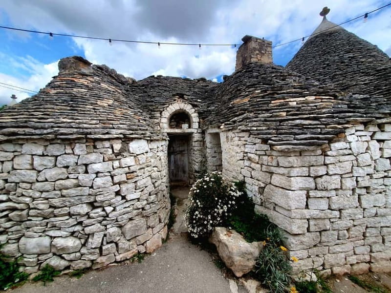 Brindisi: Alberobello, Locorotondo & Ostuni Tour with Brunch - Locorotondo: a hilltop circle with room to breathe