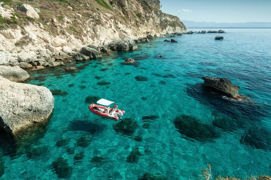 Cagliari: Devil's Saddle Boat Tour with Spritz and Chips - Cala Fighera and its limestone cliffs
