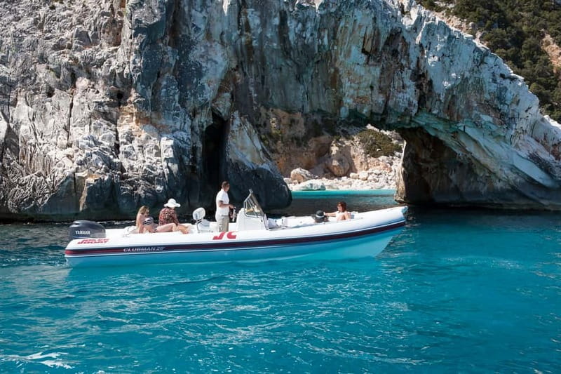 Cala Gonone: Dinghy Excursion to C. Mariolu and C. Goloritzè - Coastal cruising from Cala Gonone to Cala Goloritzè