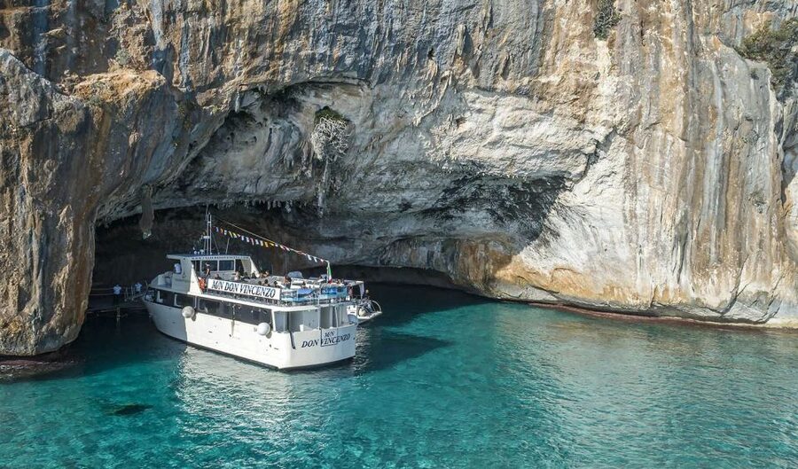 Cala Gonone: Grotta del Bue Marino and Cala Luna Boat Tour - Why this four-hour tour works well
