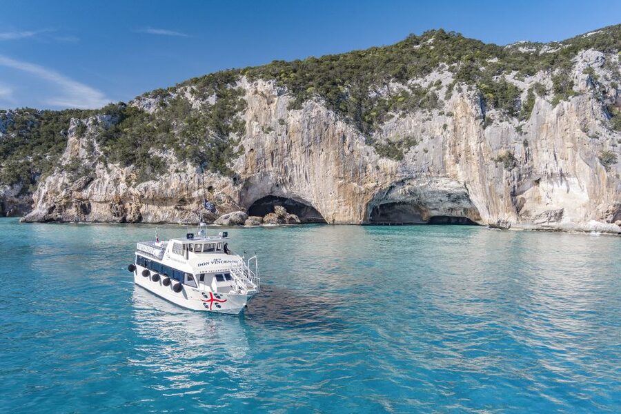 Cala Gonone: Grotta del Bue Marino and Cala Luna Boat Tour - Sailing toward Grotta del Bue Marino