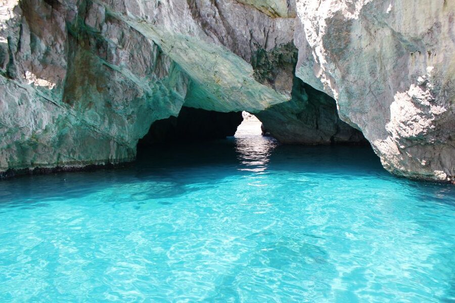 Capri: 2-Hour Boat Tour with Happy Hour - Snacks, prosecco, and the limoncello finish