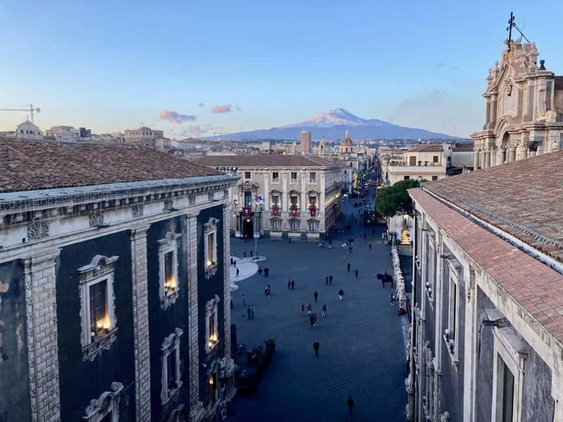 Catania: The heart of the City - Tour guidato in Italiano - Seeing the Cathedral of Catania from the square