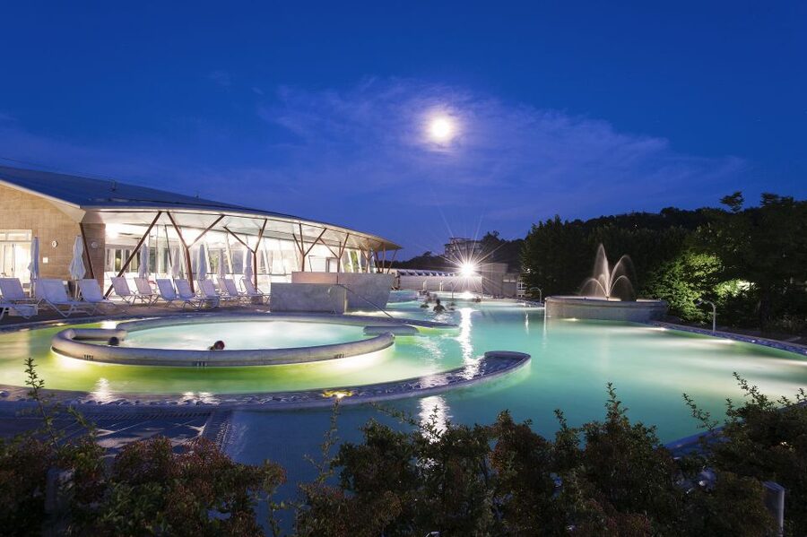 Chianciano Terme: Theia Thermal Pools Entrance Ticket - Moving through the indoor and outdoor pools