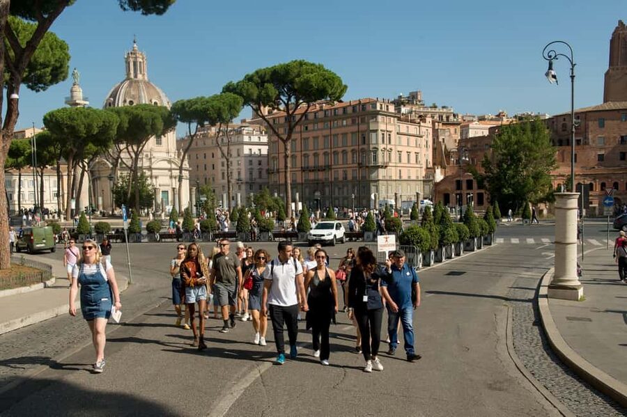 Colosseum & Roman Forum Semi-Private Guided Tour - Walking into the Roman Forum