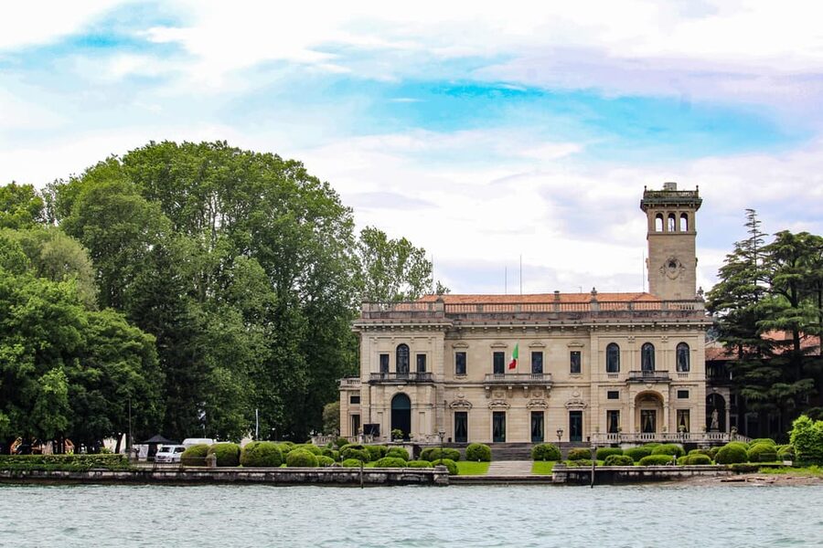 Como: Lake Como Shared Boat Tour - The opposite shore, Hotel Sereno, and Mandarin Oriental