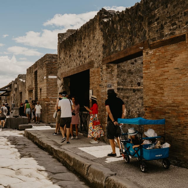 Discover Pompeii: French Walking Tour of the Buried City - Two hours of stories from a Pompeian guide