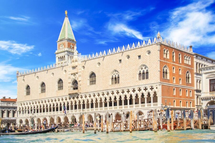 Doge's Palace Skip-the-Line Guided Tour - Entering the palace and its grand courtyard