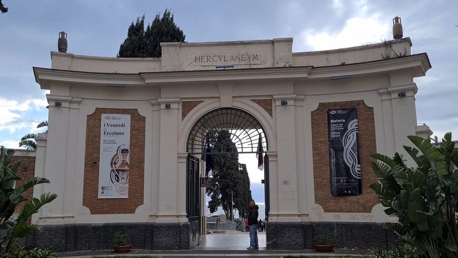 Ercolano: Herculaneum Skip-the-Line Ticket & Audio Guide - Why Herculaneum feels different from Pompeii