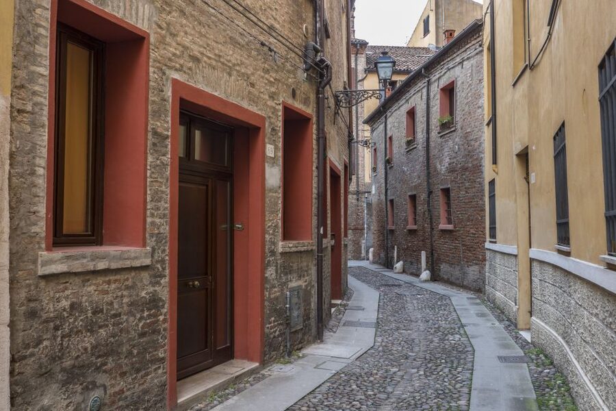 Ferrara: City Highlights Walking Tour with Local Guide - Seeing the stone diamonds at Palazzo dei Diamanti