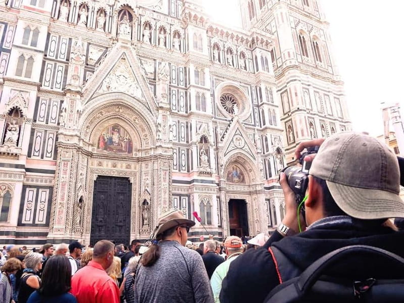 Florence: Medici Family Guided Walking Tour - Crossing the Arno on Ponte Vecchio