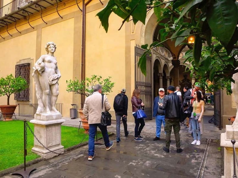 Florence: Medici Family Guided Walking Tour - Pitti Palace, the last Medici residence
