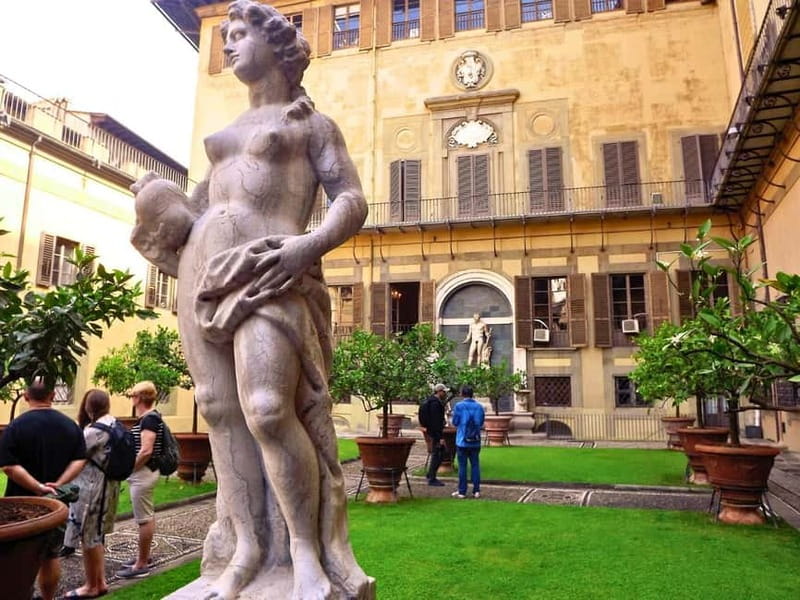 Florence: Medici Family Guided Walking Tour - What the guide adds to the experience