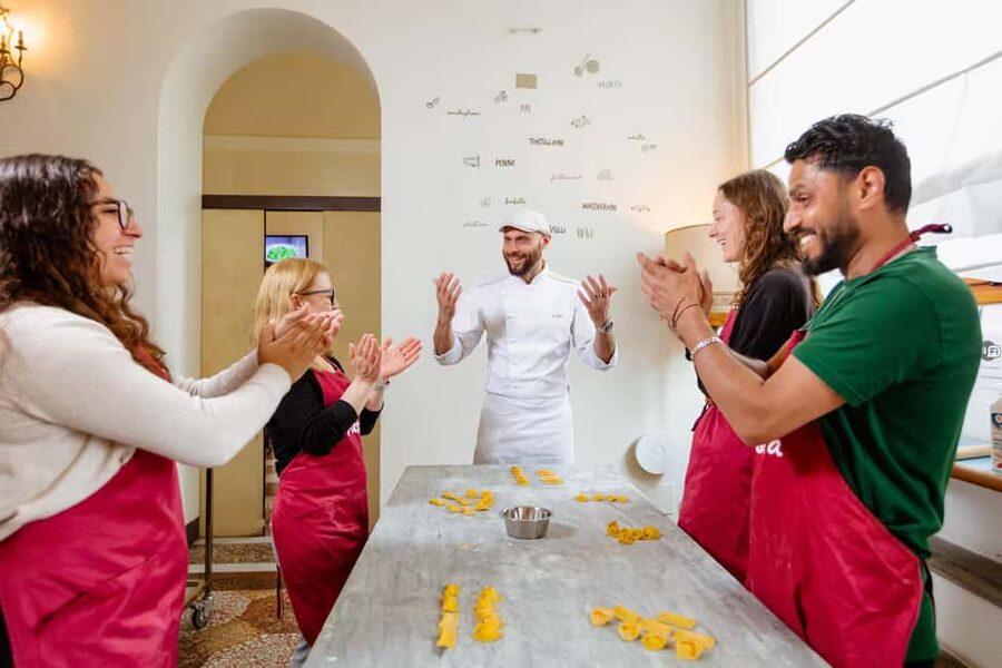 Florence: Pasta Class with Wine, Limoncello and Dessert - Arriving at the palace near Ponte Vecchio