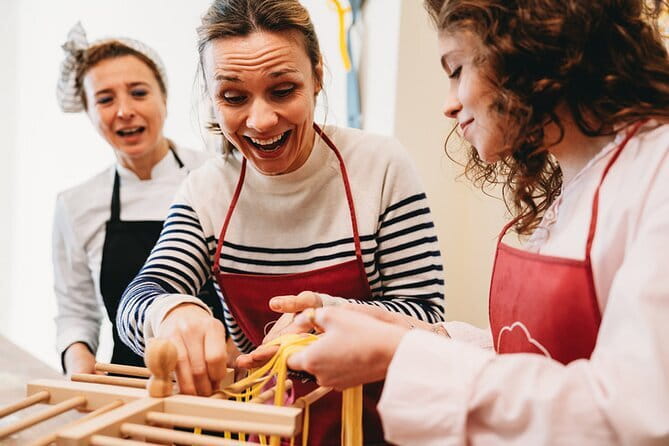 Florence: Pasta Cooking Class with Unlimited Wine - What to bring and how to plan your evening