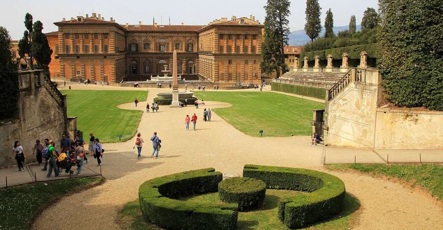 Florence: Pitti Palace and Boboli Gardens Walking Tour - Pitti Palace and the Medici court