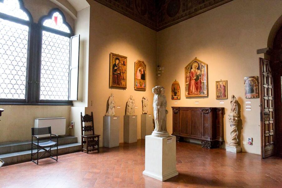 Florence: Reserved Entry Ticket to Bargello Museum - Entering the Bargello on Piazza di San Firenze
