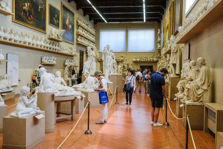 Florence: Statue of David & Duomo Guided Tour with Tickets - What makes the guide and group size important