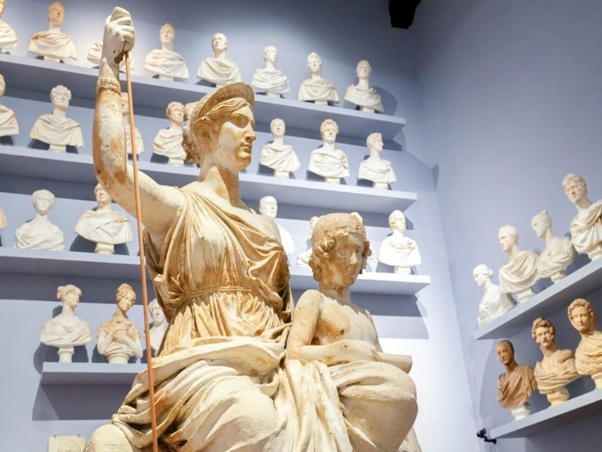 Florence: Statue of David Evening Tour - Meeting your guide near Piazza della Santissima Annunziata