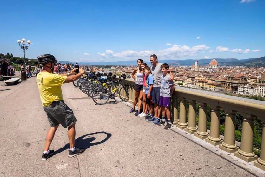 Florence: Tuscany Bike Tour with Wine & Olive Oil - The tasting stop: Chianti, olive oil, and a proper plate of food