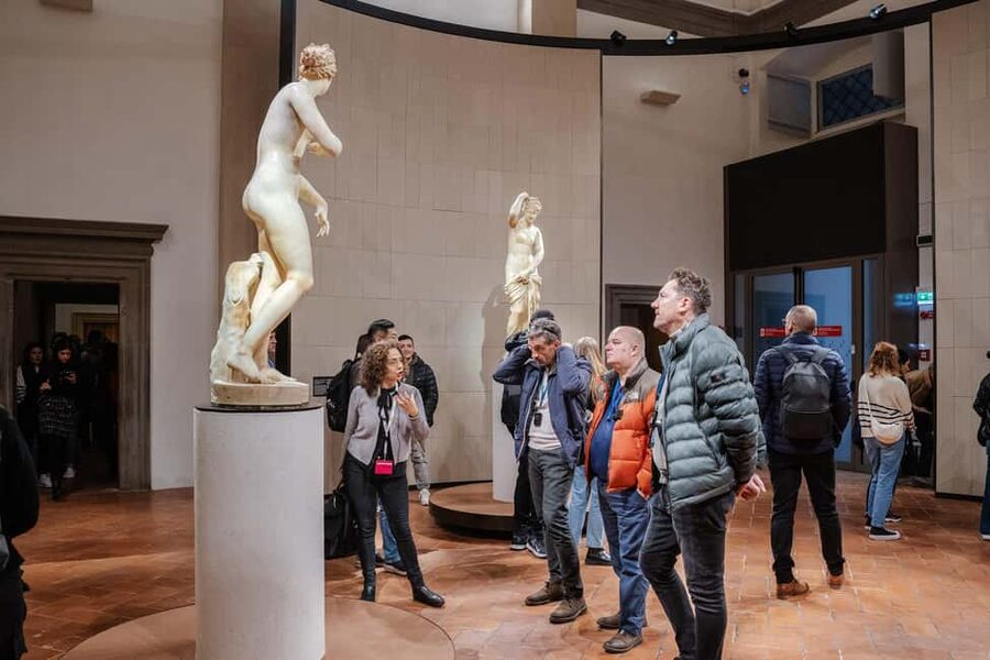 Florence: Uffizi Gallery Skip-the-Line Guided Tour - Meeting at the Leonardo Statue