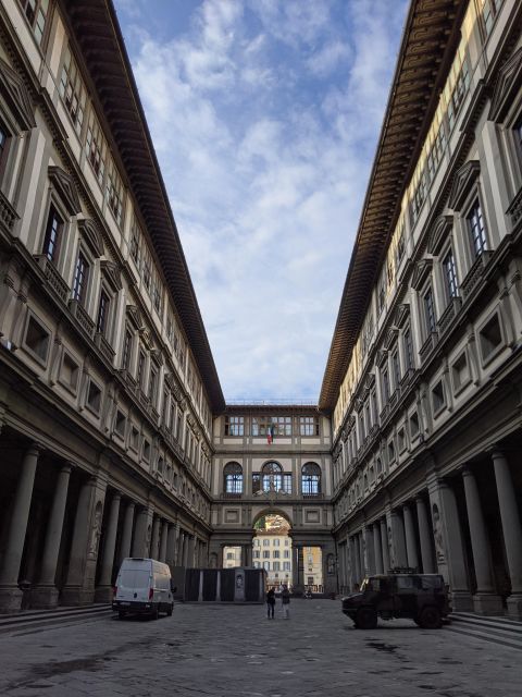 Florence: Uffizi Gallery Small-Group Guided Tour with Ticket - The first 30 minutes: Florence, the Medici, and the building