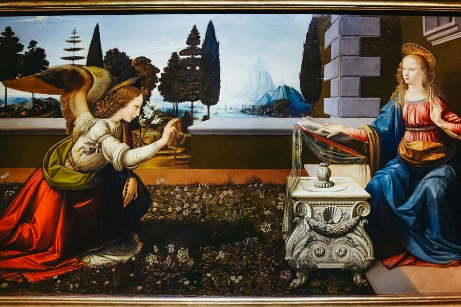 Florence: Uffizi Priority Ticket & Masterpieces Audio App - Finding the yellow-vested host at the Uffizi