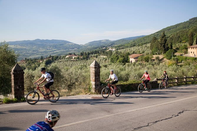 Florence Vintage Bike Tour–guided, small group or private option - Palazzo Pitti and the Medici view of the city
