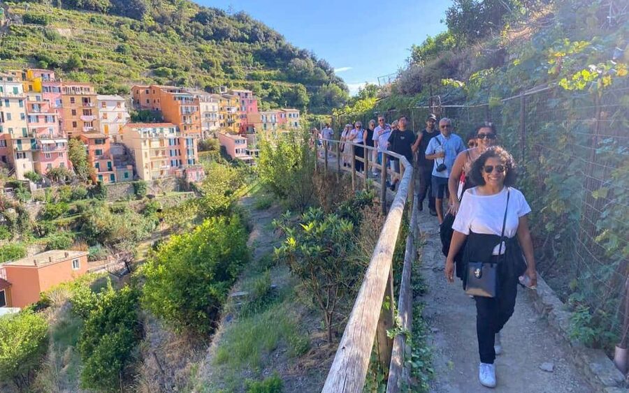 From Florence: Pisa and Cinque Terre Day Tour - Small Group - What the guide adds to a self-guided rail day