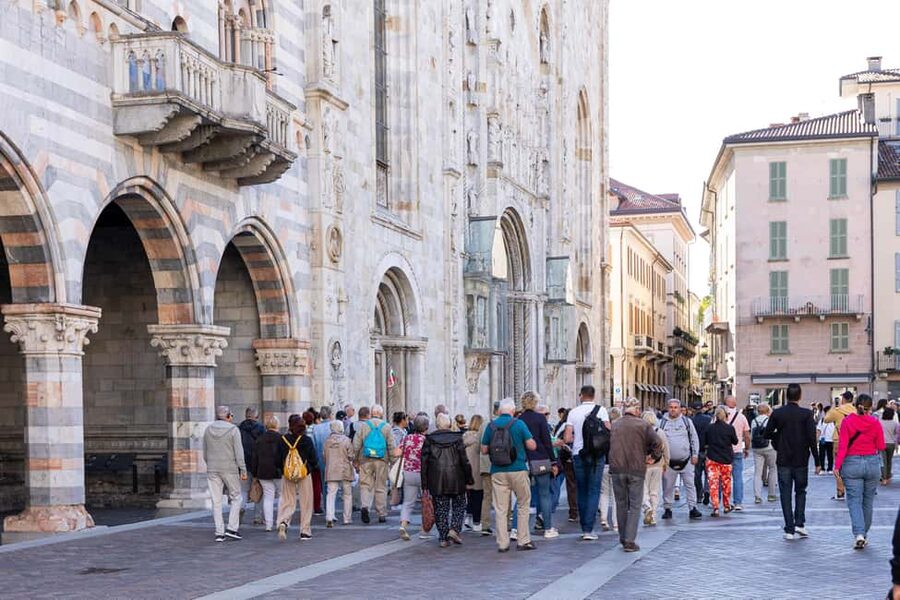From Milan: Como & Bellagio Day Tour & Scenic Lake Cruise - Guides, audio equipment, and the group rhythm