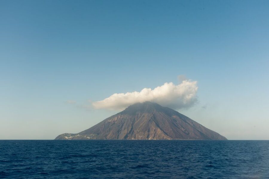 From Milazzo: Panarea and Stromboli Boat Trip by Night - The little islets between Panarea and Stromboli