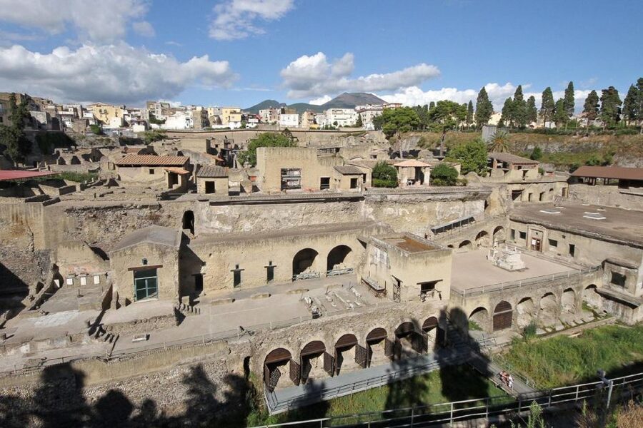 From Naples: Pompeii and Herculaneum Tour with Lunch - Why seeing Pompeii and Herculaneum together makes sense