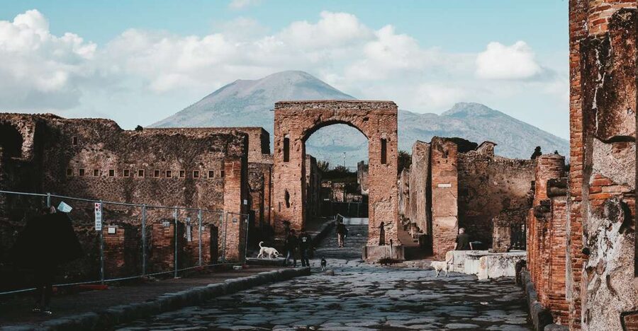 From Naples: Pompeii and Herculaneum Tour with Lunch - Herculaneum for 90 minutes: smaller, sharper, and more intact