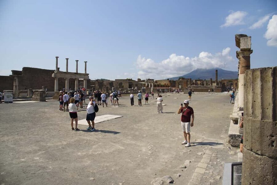 From Naples: Pompeii and Vesuvius Guided Day Trip with Lunch - How the schedule may feel