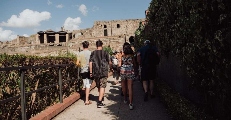 From Naples: Pompeii & Herculaneum with Archaeologist Guide - The lunch break: useful, but budget carefully
