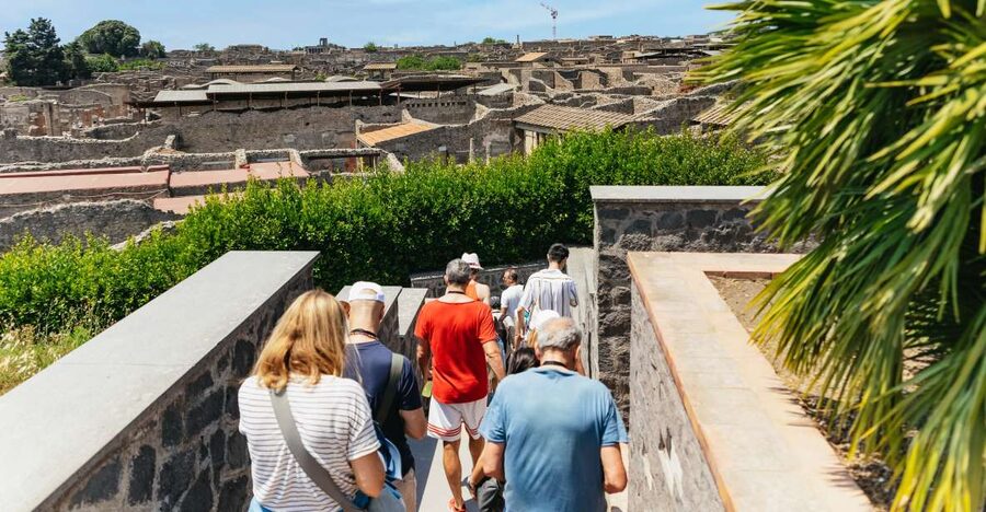From Naples: Pompeii Ruins & Mount Vesuvius Day Tour - Pizza near the ruins, with a few timing quirks