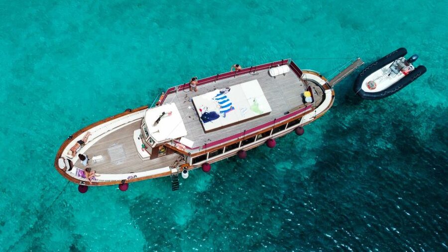 From Palau/La Maddal: Boat Tour of La Maddalena Archipelago - Comfort, group size, and the feel of the day