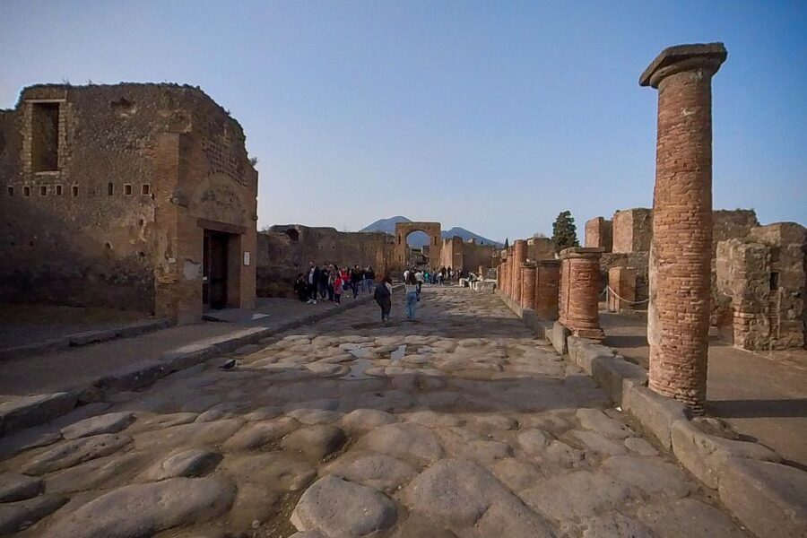 From Sorrento: Pompeii and Vesuvius Guided Tour with Lunch - Meeting the bus in Sorrento
