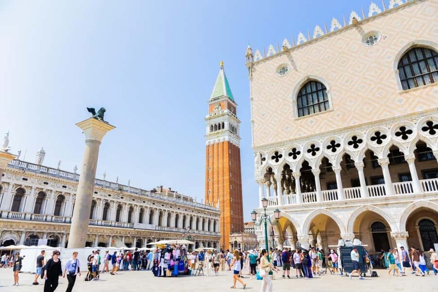 From Venice: Murano and Burano Half-Day Island Tour by Boat - The guides are the tour’s strongest feature