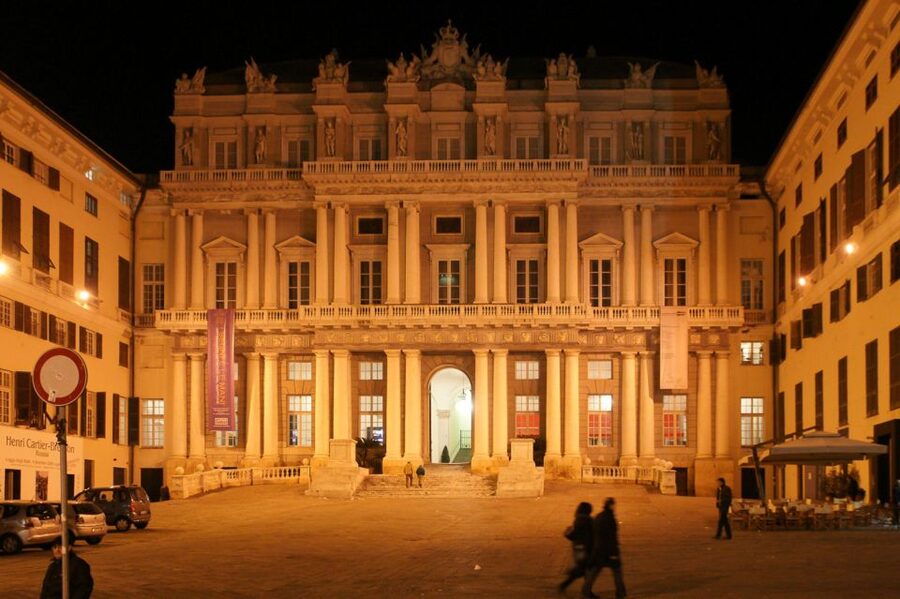 Genoa: 2-Hour Guided Walking Tour of the Historical Center - What the bilingual format is really like