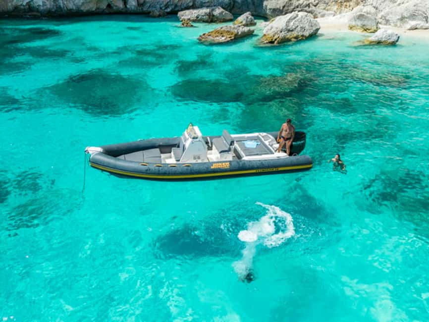 Guided cruise to Cala Goloritzè, Cala Mariolu, Cala Gabbiani, and Biriala - The first coastal views and cave stops